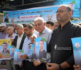وقفة تضامن مع الاسرى ناصر ابو حميد امام مقر الصليب الاحمر بغزة (3)