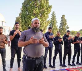 مستوطنون خلال اقتحامهم باحات المسجد الأقصى والاعتداء على المرابطين (9)