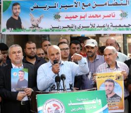 وقفة تضامن مع الاسرى ناصر ابو حميد امام مقر الصليب الاحمر بغزة (7)