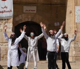 مستوطنون خلال اقتحامهم باحات المسجد الأقصى والاعتداء على المرابطين (1)