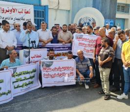 غاضبون يلقون البيض الفاسد ويشعلون إطارات مطاطية أمام بوابة مقر وكالة أونروا (11)
