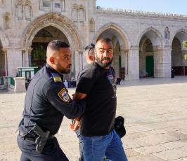 مستوطنون خلال اقتحامهم باحات المسجد الأقصى والاعتداء على المرابطين (11)