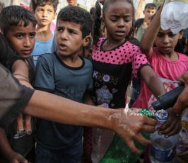  أطفال يحصلون على مياة شرب مجانية في شمال قطاع غزة (5)