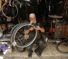   محمود كحيل أقدم مصلح الدراجات الهوائية في قطاع غزة (14)