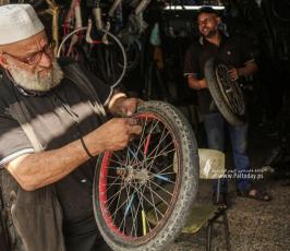   محمود كحيل أقدم مصلح الدراجات الهوائية في قطاع غزة (16)