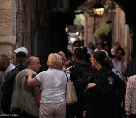 القدس المحتلة - الاحتلال و مستوطنوه يعتدون على المرابطين في باب السلسلة (4)