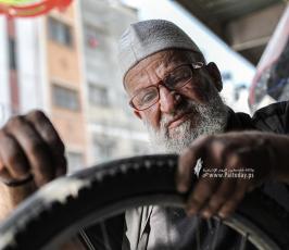   محمود كحيل أقدم مصلح الدراجات الهوائية في قطاع غزة (6)