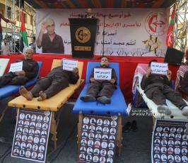  الشعبيّة تنظم مسيرة جماهيريّة  إسنادًا للأسرى المضربين عن الطعام أمام مقر الصليب الاحمر بغزة (1)