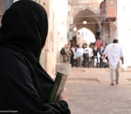 القدس المحتلة - الاحتلال و مستوطنوه يعتدون على المرابطين في باب السلسلة (5)