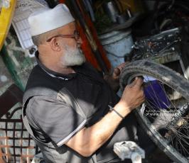   محمود كحيل أقدم مصلح الدراجات الهوائية في قطاع غزة (4)