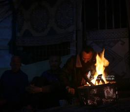 كانون النار مؤنس جلسات المواطنين في ليالي الشتاء الباردة (13)