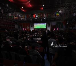 جماهير غزة تتابع مونديال كأس العالم، قطر 2022، من قاعة سعد صايل (12)