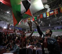 جماهير غزة تتابع مونديال كأس العالم، قطر 2022، من قاعة سعد صايل (5)