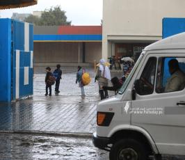 طلاب المدارس اثناء مغادرتهم للمدارس بالتزامن مع المنخفض الجوي (2)
