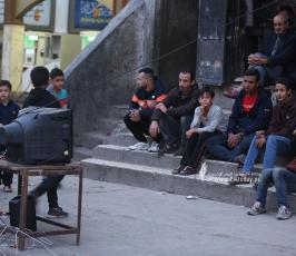 مواطنون يشاهدون مباراة المنتخب المغربي عبر شاشة تلفاز قديم على إحدى الطرقات بقطاع غزة (11)