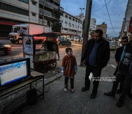 مواطنون يشاهدون مباراة المنتخب المغربي عبر شاشة تلفاز قديم على إحدى الطرقات بقطاع غزة (7)