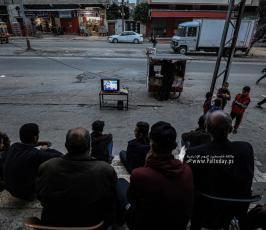 مواطنون يشاهدون مباراة المنتخب المغربي عبر شاشة تلفاز قديم على إحدى الطرقات بقطاع غزة (3)