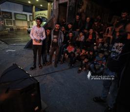 مواطنون يشاهدون مباراة المنتخب المغربي عبر شاشة تلفاز قديم على إحدى الطرقات بقطاع غزة (9)