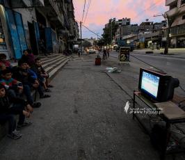 مواطنون يشاهدون مباراة المنتخب المغربي عبر شاشة تلفاز قديم على إحدى الطرقات بقطاع غزة (6)