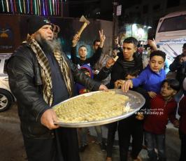 توزيع حلويات (6)