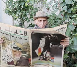  طلال طه يشتهر بتجميع الصحف الفلسطينية منذ نهاية ستينات القرن الماضي (14)
