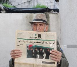  طلال طه يشتهر بتجميع الصحف الفلسطينية منذ نهاية ستينات القرن الماضي (4)