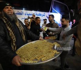 توزيع حلويات (5)