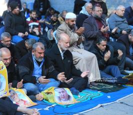 صلاة جمعة أمام مقر الصليب الأحمر بغزة تضامناً مع الأسرى (24)