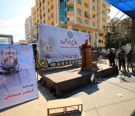 صلاة جمعة أمام مقر الصليب الأحمر بغزة تضامناً مع الأسرى (3)