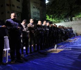 صلاة العشاء والتراويح امام مقر الصليب الاحمر تضامن مع الشيخ المضرب عن الطعام خضر عدنان (6)
