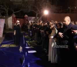 صلاة العشاء والتراويح امام مقر الصليب الاحمر تضامن مع الشيخ المضرب عن الطعام خضر عدنان (5)