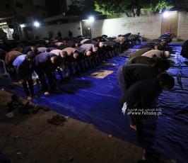 صلاة العشاء والتراويح امام مقر الصليب الاحمر تضامن مع الشيخ المضرب عن الطعام خضر عدنان (7)