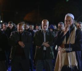 صلاة العشاء والتراويح امام مقر الصليب الاحمر تضامن مع الشيخ المضرب عن الطعام خضر عدنان (10)