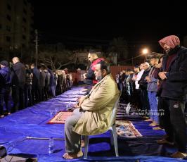 صلاة العشاء والتراويح امام مقر الصليب الاحمر تضامن مع الشيخ المضرب عن الطعام خضر عدنان (2)