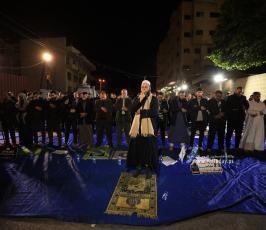 صلاة العشاء والتراويح امام مقر الصليب الاحمر تضامن مع الشيخ المضرب عن الطعام خضر عدنان (4)