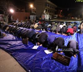 صلاة العشاء والتراويح امام مقر الصليب الاحمر تضامن مع الشيخ المضرب عن الطعام خضر عدنان (1)