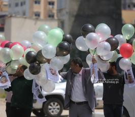 إطلاق بالونات خلال وقفة في ميناء غزة تحمل صور أصحاب المؤبدات داخل سجون الاحتلال (12)