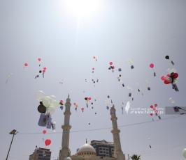 إطلاق بالونات خلال وقفة في ميناء غزة تحمل صور أصحاب المؤبدات داخل سجون الاحتلال (11)