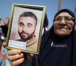 إطلاق بالونات خلال وقفة في ميناء غزة تحمل صور أصحاب المؤبدات داخل سجون الاحتلال (1)