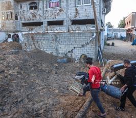 اثار الدمار الذى لحق بمنازل وأراضى المواطنين من القصف الصهيونى على غزة (8)