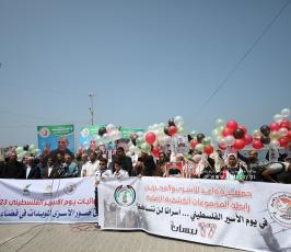 إطلاق بالونات خلال وقفة في ميناء غزة تحمل صور أصحاب المؤبدات داخل سجون الاحتلال (7)