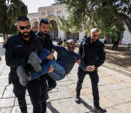  المسجد الأقصى هذا الصباح.. اقتحامات للمستوطنين واعتداءات على الحرائر والمعتكفين  (2)