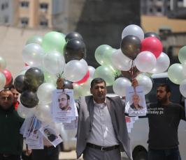 إطلاق بالونات خلال وقفة في ميناء غزة تحمل صور أصحاب المؤبدات داخل سجون الاحتلال (13)