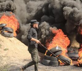 شبان يشعلون الاطارات في مخيم ملكة تنديداً بجرائم الاحتلال في الأقصى (4)