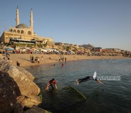 شاطئ بحر غزة  كافتيرات ومطاعم غزة على شاطئ البحر تتزين لاستقبال الصيف (3)