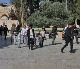  المسجد الأقصى هذا الصباح.. اقتحامات للمستوطنين واعتداءات على الحرائر والمعتكفين  (5)