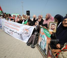 إطلاق بالونات خلال وقفة في ميناء غزة تحمل صور أصحاب المؤبدات داخل سجون الاحتلال (2)