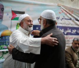قيادة الجهاد الإسلامي تزور الشيخ المجاهد جبر عمار لتهنئته بالعودة لأرض الوطن بعد 40 عامًا من الإبعاد (7)