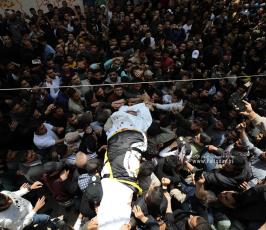 الشهيد القائد خليل البهتيني وزوجنه وبنته والقائد طارق عز الدين ونجله في تشييع جماهيري مهيب (9)