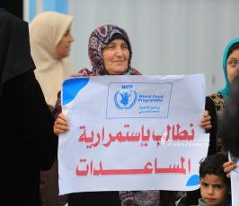 مستفيدو برنامج الأغذية العالميWFP، ينظمون وقفة احتجاجية أمام مبنى الأمم المتحدة احتجاجا على توقف مشر (15)